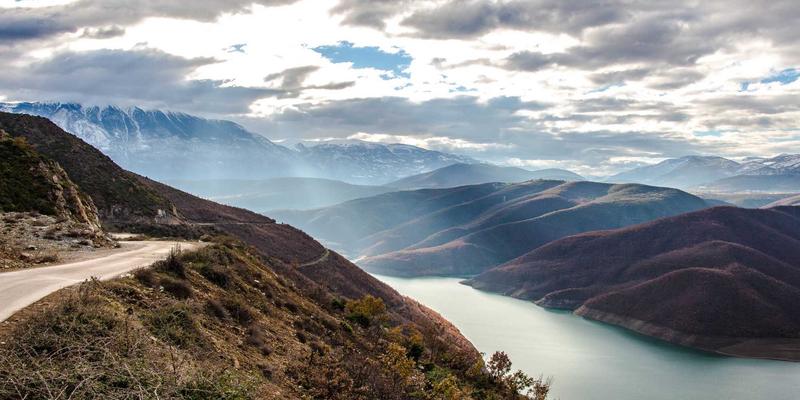 工业风时尚：从废墟到T台，硬核美学如何颠覆日常搭配