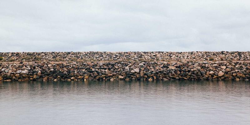 工业风时尚:从废墟到秀场,硬核美学如何颠覆日常搭配