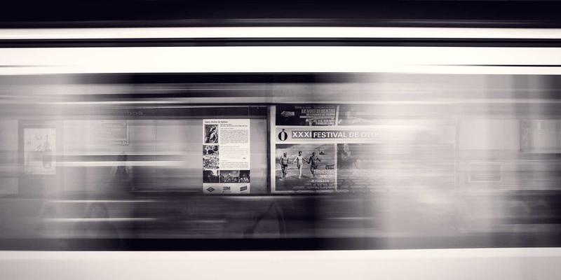 时尚疗愈：构建你的情绪着装系统，用色彩与廓形管理每日心理状态